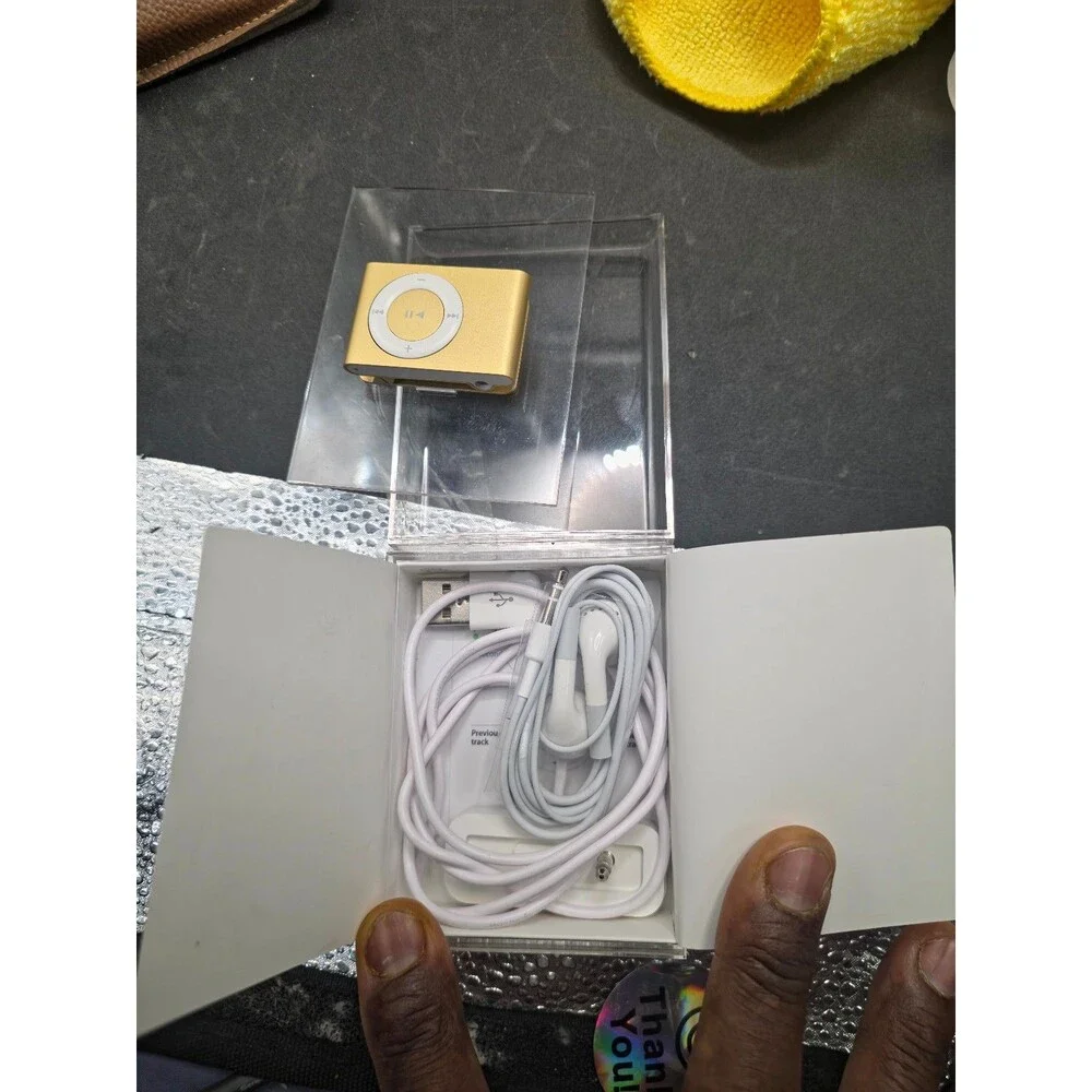 Apple iPod Shuffle 2nd Gen 1GB Gold A1204 Open Box Complete
